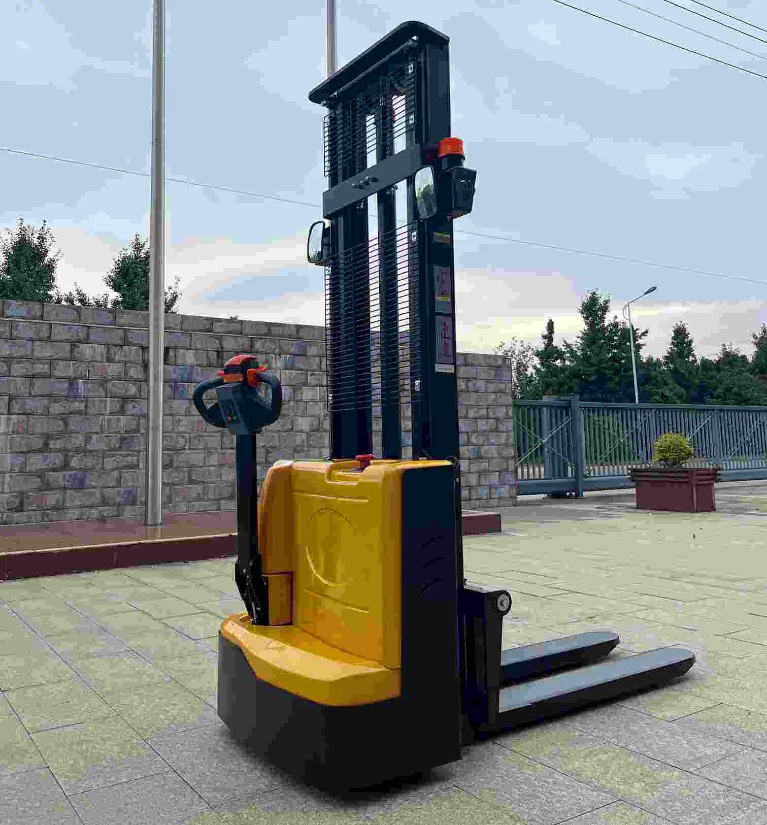 Electric Pallet Stacker with Customized Color Emergency Brakes and Speed Limiter for Safe Operation